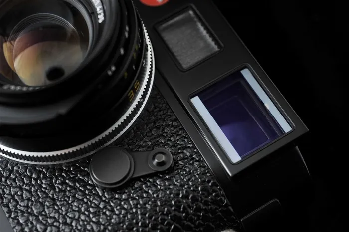 莱卡相机和钱包景物摄影