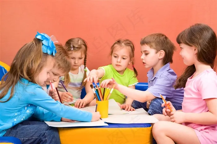 一群正在学画画的小孩