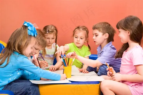 一群正在学画画的小孩 一群正在学画画的小孩