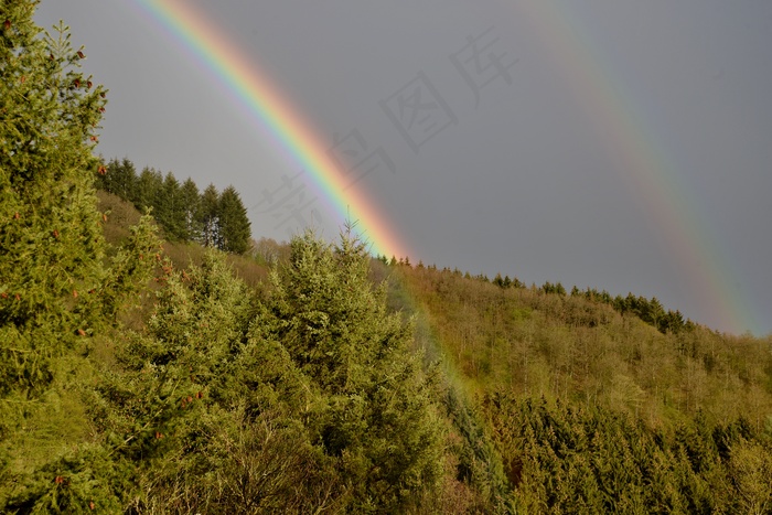 山中彩虹图片