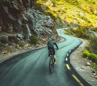 骑自行车登山车热血体育运动，山地自行车比赛户外极限摄影图