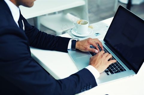 办公中的员工人物近景