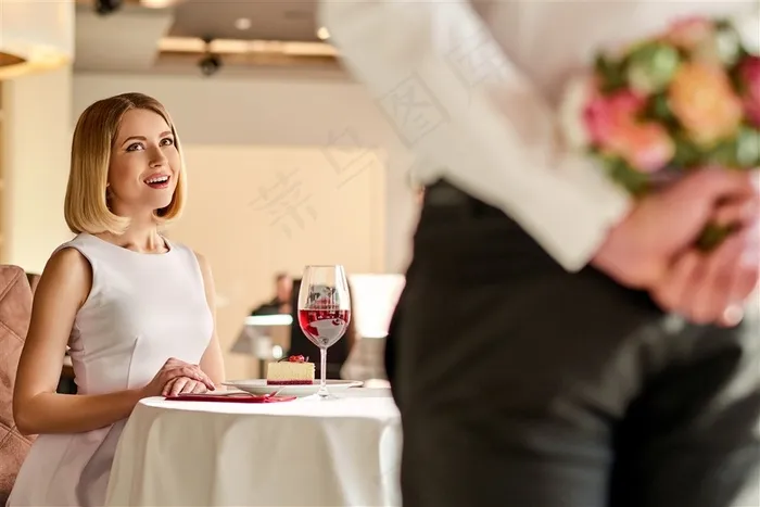 男人送花的场景