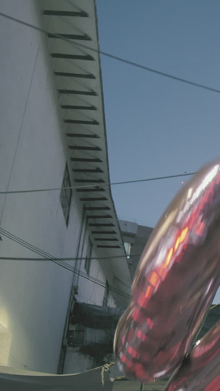 走在市场街道上的两个女孩