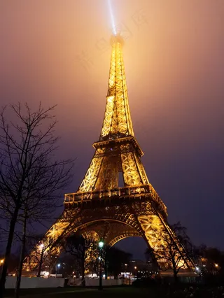 夜晚埃菲尔铁塔灯光图片