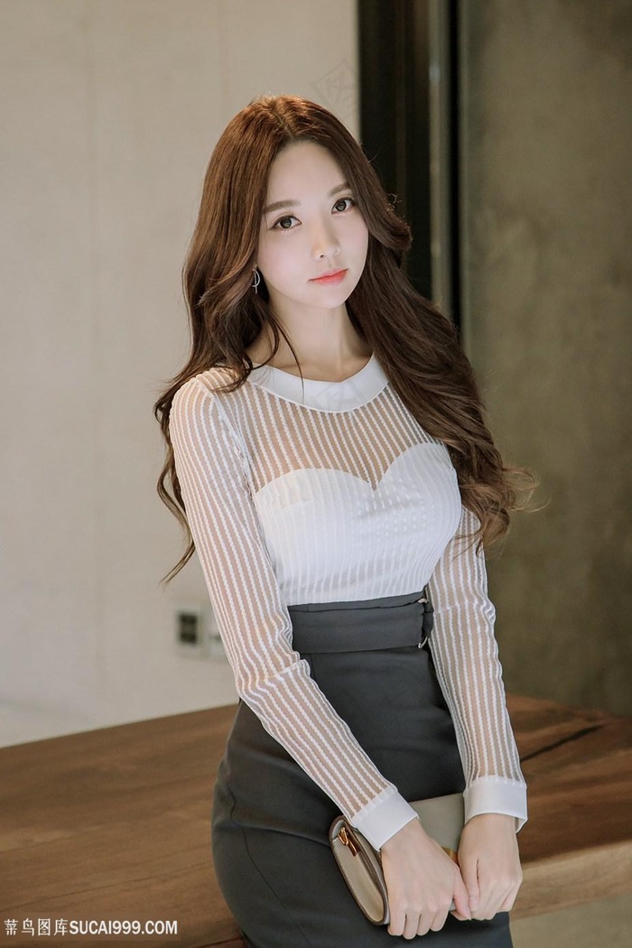 拿着包包的韩国气质美女朴秀妍图片