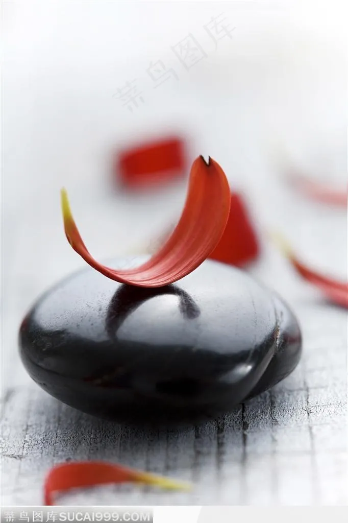黑色养生石与花瓣片