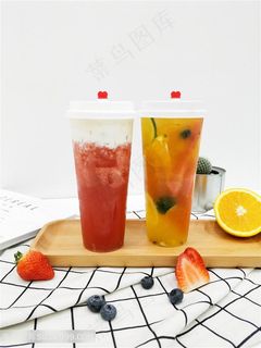 两杯水果茶图片