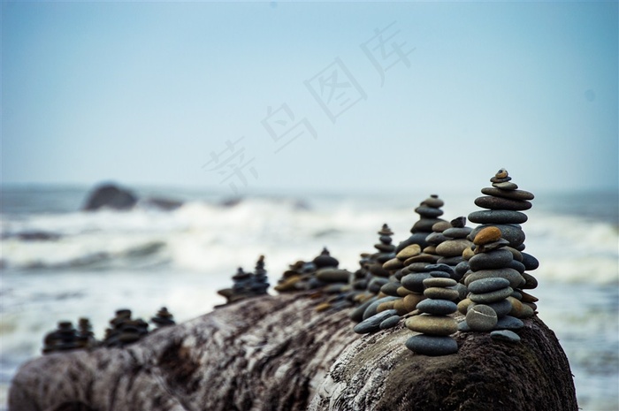 堆叠在一起的石子摄影素材图