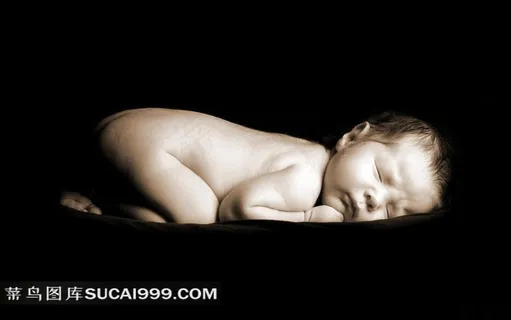 趴着睡的宝宝图片