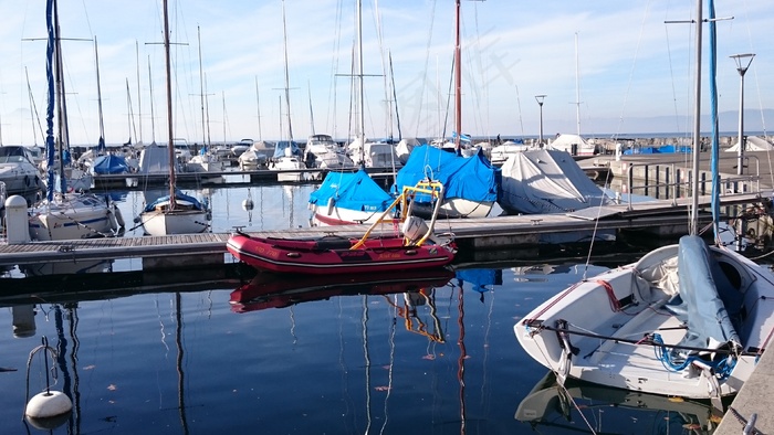 码头渔船靠岸图片