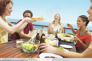 聚餐人群-年轻人海边幸福快乐聚餐