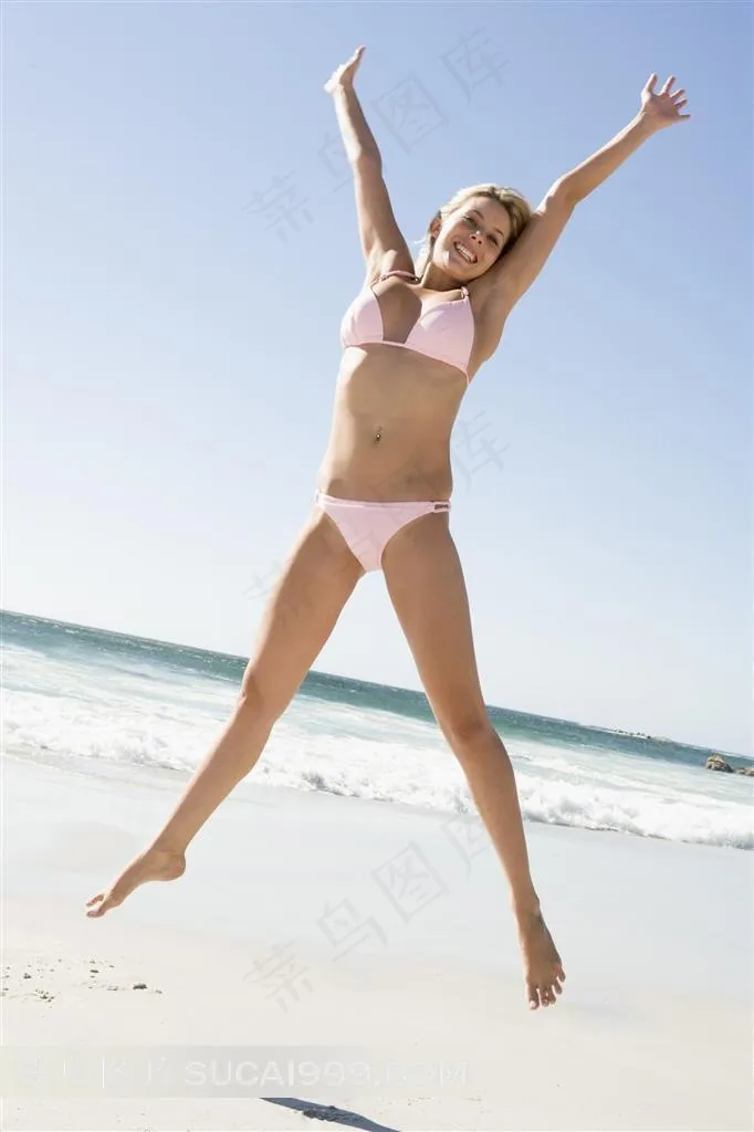 跳跃的性感泳装美少女