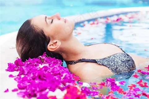 SPA沐浴系列 - 正在享受鲜花沐浴的女子