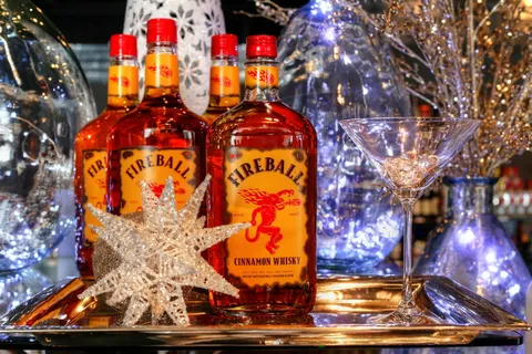 饭桌上威士忌酒图片