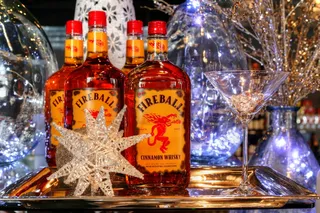 饭桌上威士忌酒图片