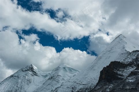 稻城亚丁蓝天白云雪山风光