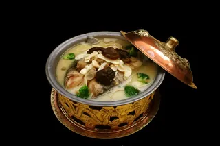 54 香菌煲鱼头-宏远宾馆