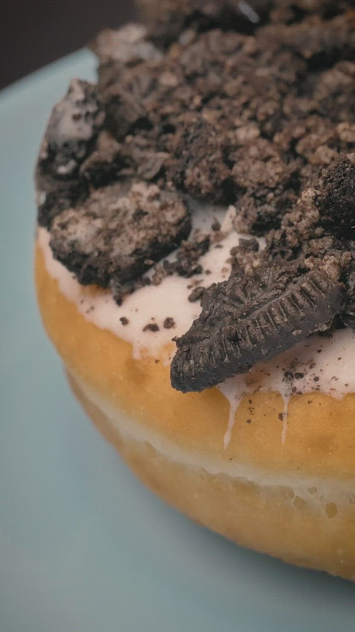 饼干块散落在釉面甜甜圈上