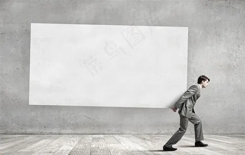 背着广告牌的男人
