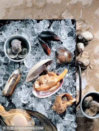 食材-俯视盒子里装着的冰块和螃蟹、扇贝等各类海鲜