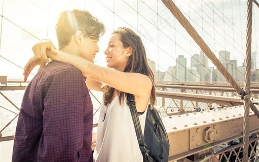 相拥的情侣图片