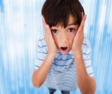 表示惊讶的小男孩图片