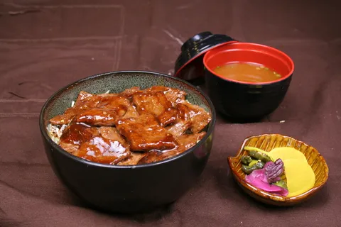 焼肉盖饭牛肉   焼肉盖饭牛肉