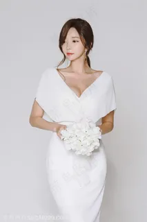 拿着白花的韩国美女朴秀妍高清图片 拿着白花的韩国美女朴秀妍高清图片