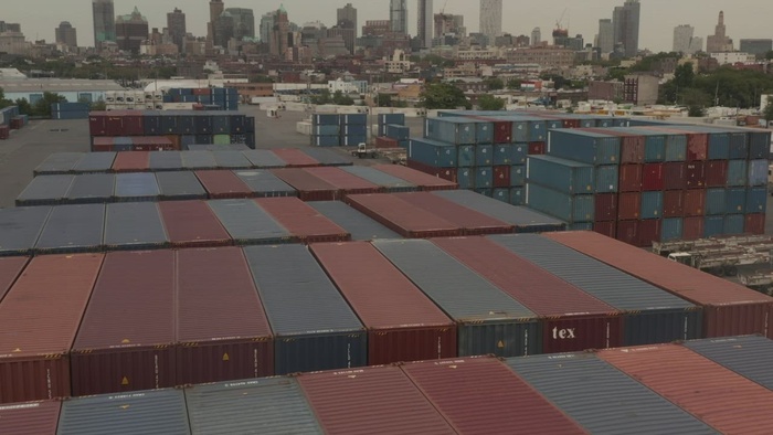 堆积的国际海运集装箱