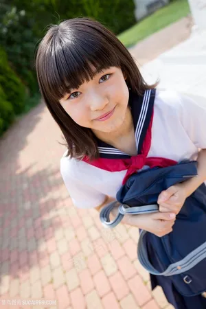 超清日本清纯美女学生户外写真图片