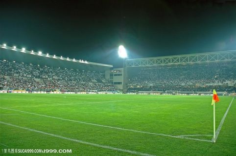 草地绿地-聚光灯下的足球场角球点