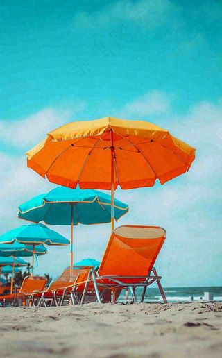 夏日沙滩椅阳光灿烂，夏季暑期海边小暑大暑夏至