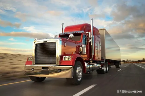 公路上行驶的箱货大卡车