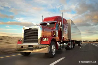 公路上行驶的箱货大卡车