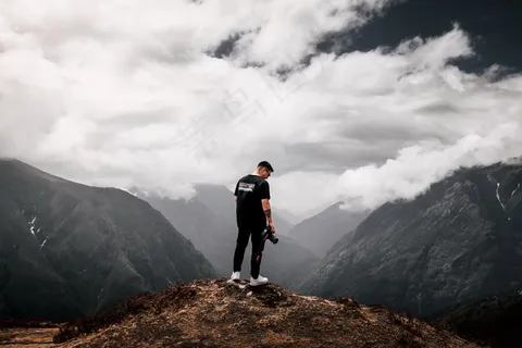 山顶帅哥背影图片 山顶帅哥背影图片
