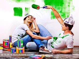 装修系列 - 坐在地上开心玩耍的油漆男女