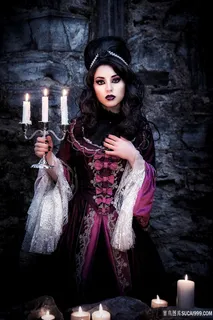 手拿蜡烛烛台的欧美古典气质美女图片