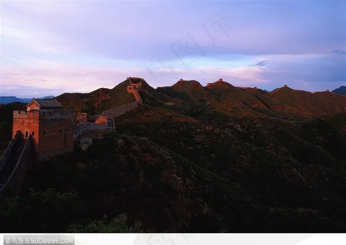 晚霞中崇山峻岭上的长城