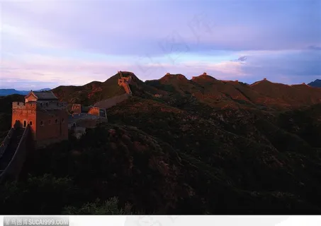 晚霞中崇山峻岭上的长城
