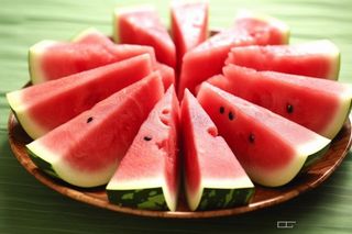 切块西瓜装盘背景