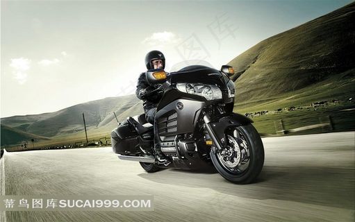 驾驶本田金翼F6B摩托车的男人