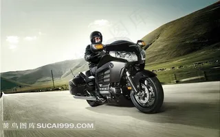 驾驶本田金翼F6B摩托车的男人