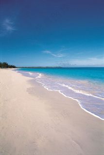 蓝天下的海边白沙滩