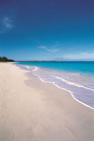蓝天下的海边白沙滩