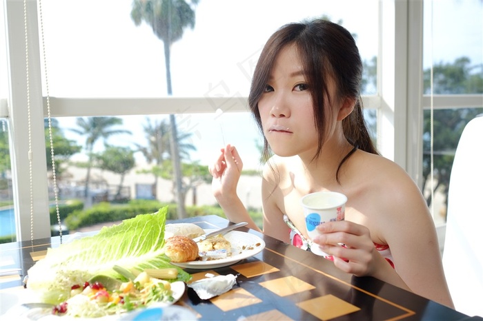 吃美食的青春少女