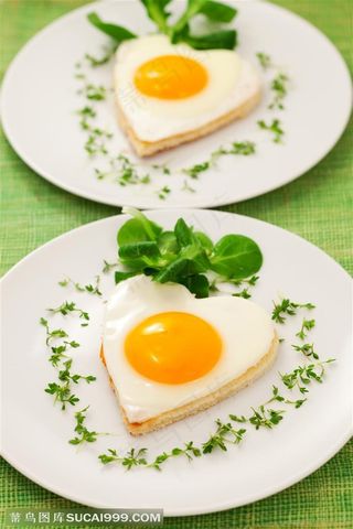 美式早餐-爱心早餐碟子里的心形煎蛋
