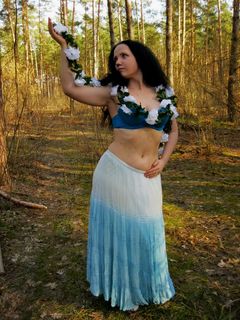 树林性感美女图片