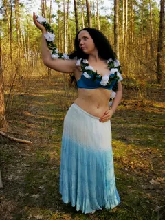 树林性感美女图片