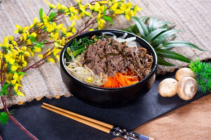 花朵和石锅拌饭